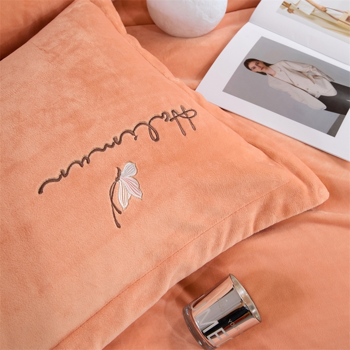 91家纺网 家纺一手货源 找家纺 畅畅家纺 2025新款冬季9斤260克全消光全工艺宽边绣花慕斯绒四件套-几粒系列 几粒-橙色