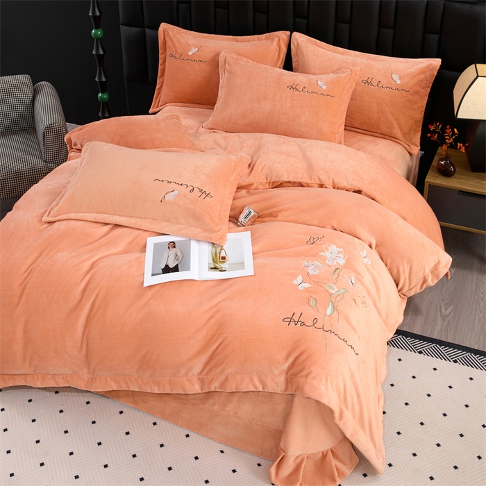 91家纺网 家纺一手货源 找家纺 畅畅家纺 2025新款冬季9斤260克全消光全工艺宽边绣花慕斯绒四件套-几粒系列 几粒-橙色