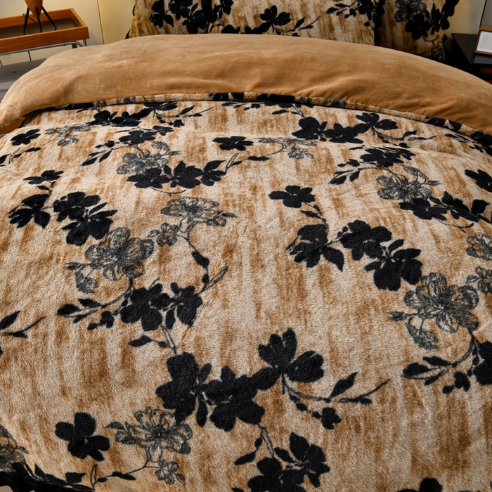 91家纺网 家纺一手货源 找家纺 畅畅家纺 2025新款冬季9斤重加厚皮草绒兔毛绒轻奢赫本风牛奶绒花边四件套 轻奢-花影