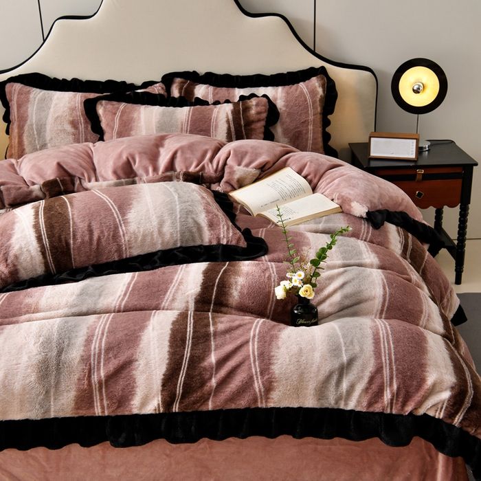 91家纺网 家纺一手货源 找家纺 畅畅家纺 2025新款冬季9斤重加厚皮草绒兔毛绒轻奢赫本风牛奶绒花边四件套 轻奢-条纹