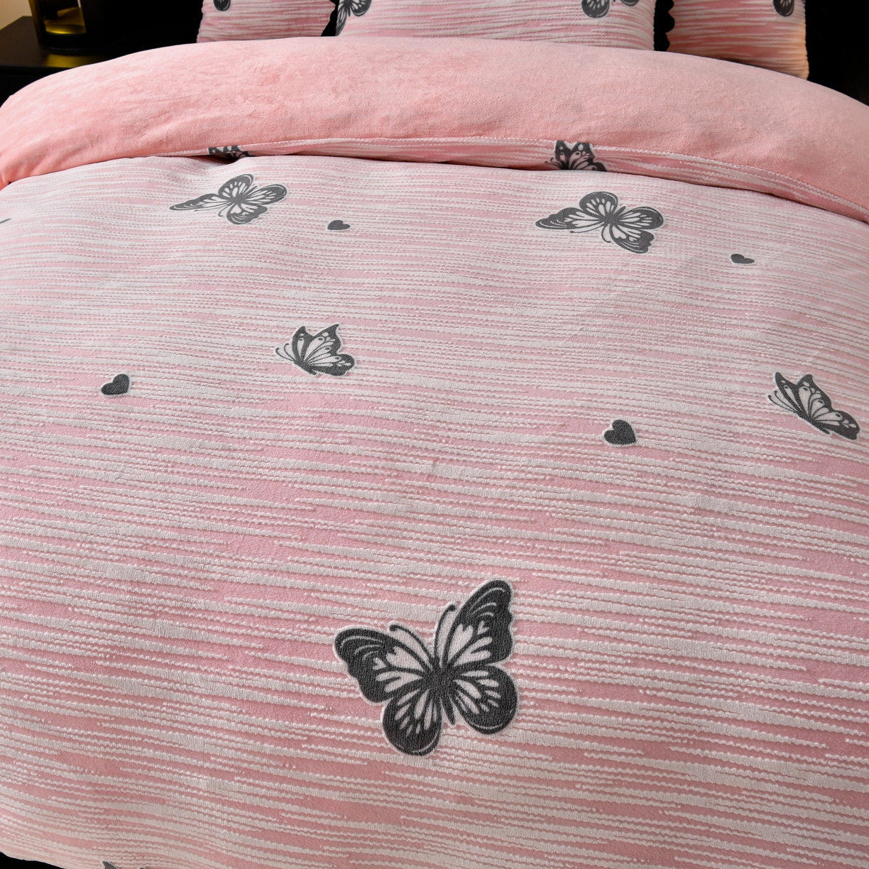 91家纺网 家纺一手货源 找家纺 （总）畅畅家纺 2025新款冬季雕花绒赫本风牛奶绒花边四件套花边蝴蝶系列