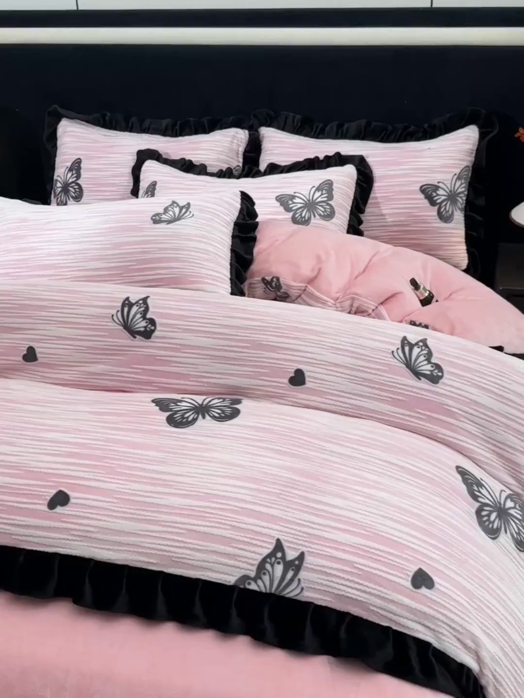 91家纺网 家纺一手货源 找家纺 畅畅家纺 2025新款冬季雕花绒赫本风牛奶绒花边四件套花边蝴蝶系列 蝴蝶-粉