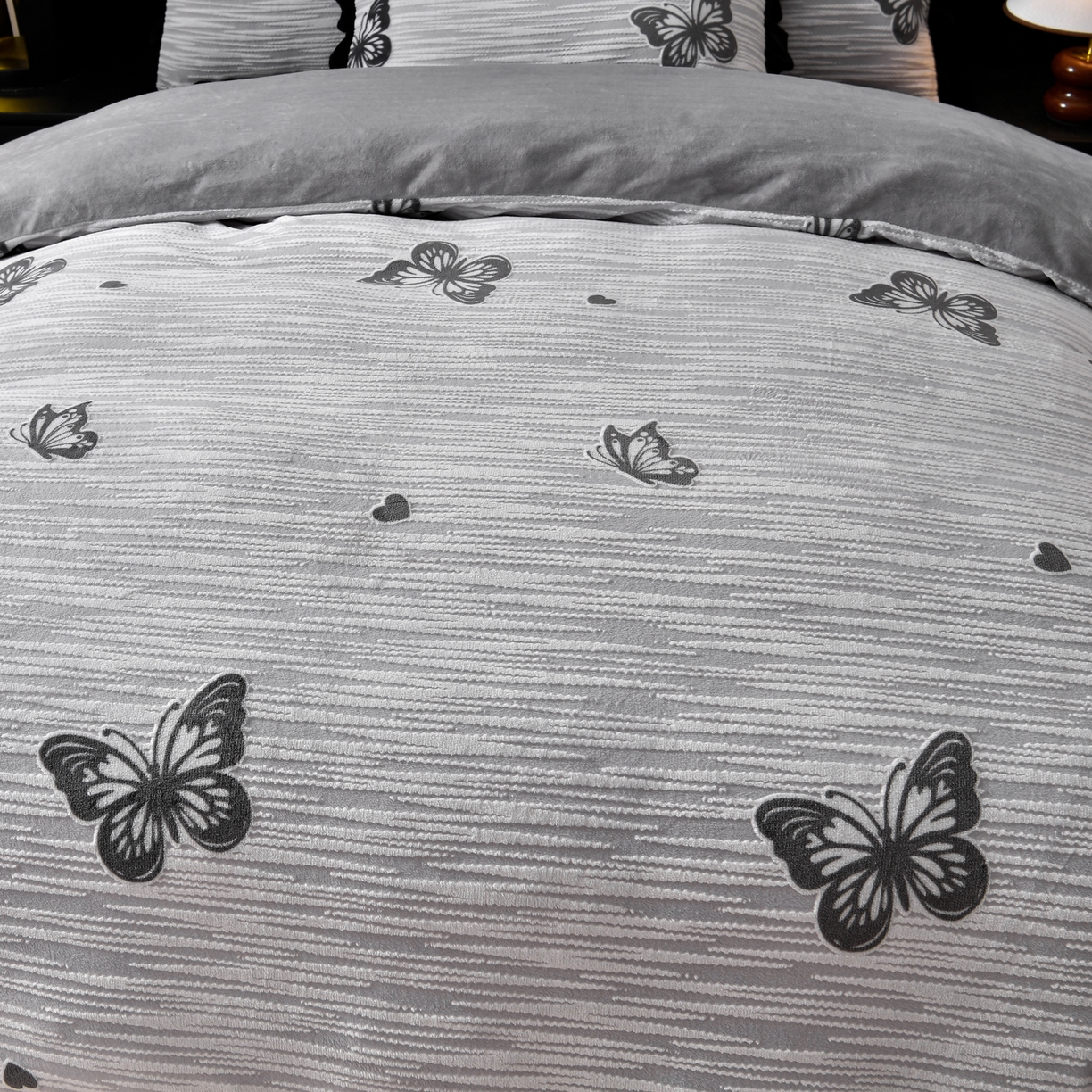 91家纺网 家纺一手货源 找家纺 畅畅家纺 2025新款冬季雕花绒赫本风牛奶绒花边四件套花边蝴蝶系列 蝴蝶-灰