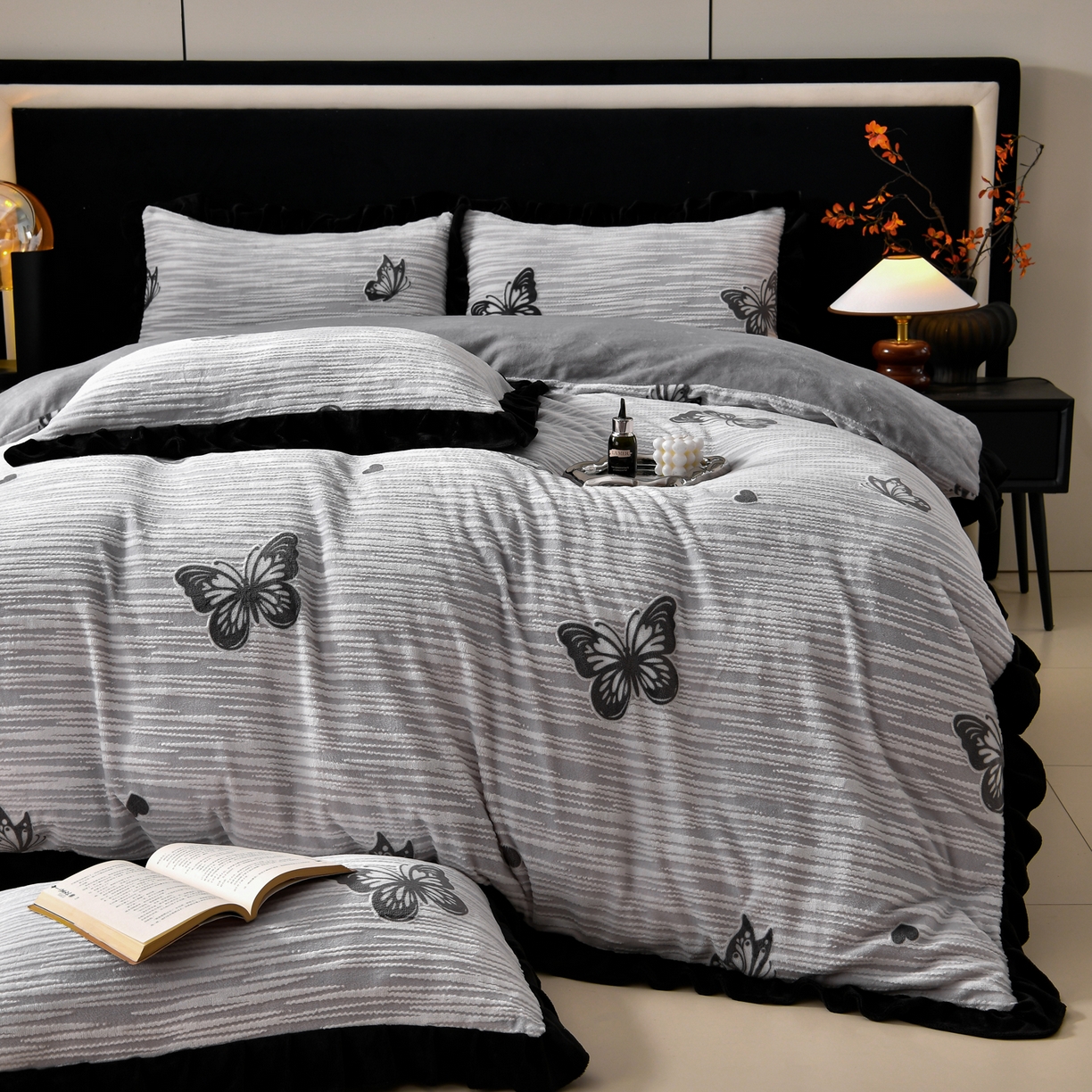 91家纺网 家纺一手货源 找家纺 畅畅家纺 2025新款冬季雕花绒赫本风牛奶绒花边四件套花边蝴蝶系列 蝴蝶-灰