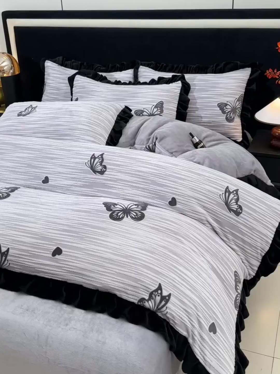91家纺网 家纺一手货源 找家纺 畅畅家纺 2025新款冬季雕花绒赫本风牛奶绒花边四件套花边蝴蝶系列 蝴蝶-灰