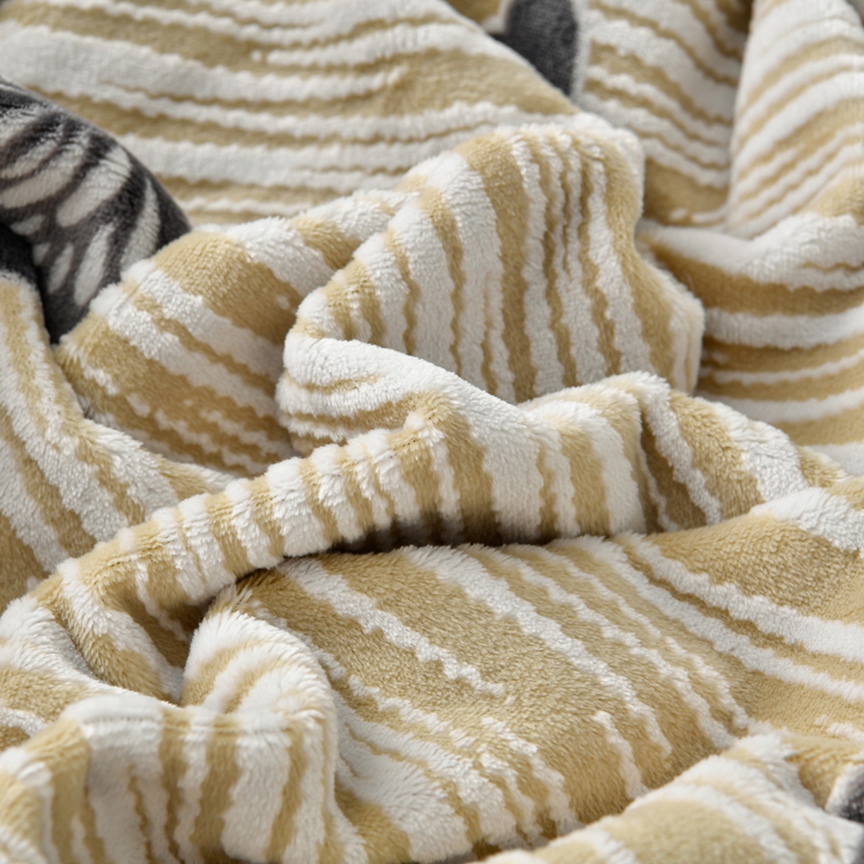 91家纺网 家纺一手货源 找家纺 畅畅家纺 2025新款冬季雕花绒赫本风牛奶绒花边四件套花边蝴蝶系列 蝴蝶-棕