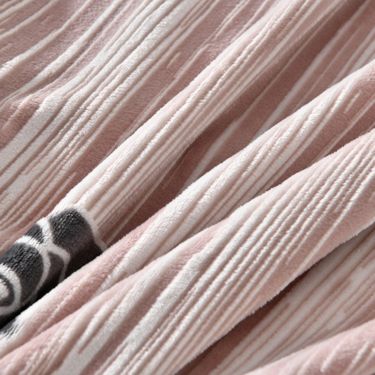 91家纺网 家纺一手货源 找家纺 畅畅家纺 2025新款冬季雕花绒赫本风牛奶绒花边四件套花边蝴蝶系列 玫瑰-粉