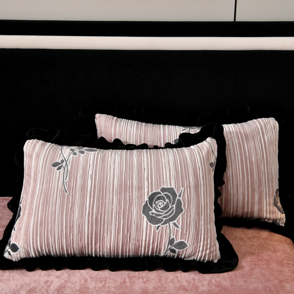 91家纺网 家纺一手货源 找家纺 畅畅家纺 2025新款冬季雕花绒赫本风牛奶绒花边四件套花边蝴蝶系列 玫瑰-粉