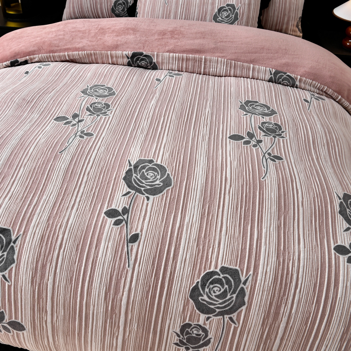 91家纺网 家纺一手货源 找家纺 畅畅家纺 2025新款冬季雕花绒赫本风牛奶绒花边四件套花边蝴蝶系列 玫瑰-粉