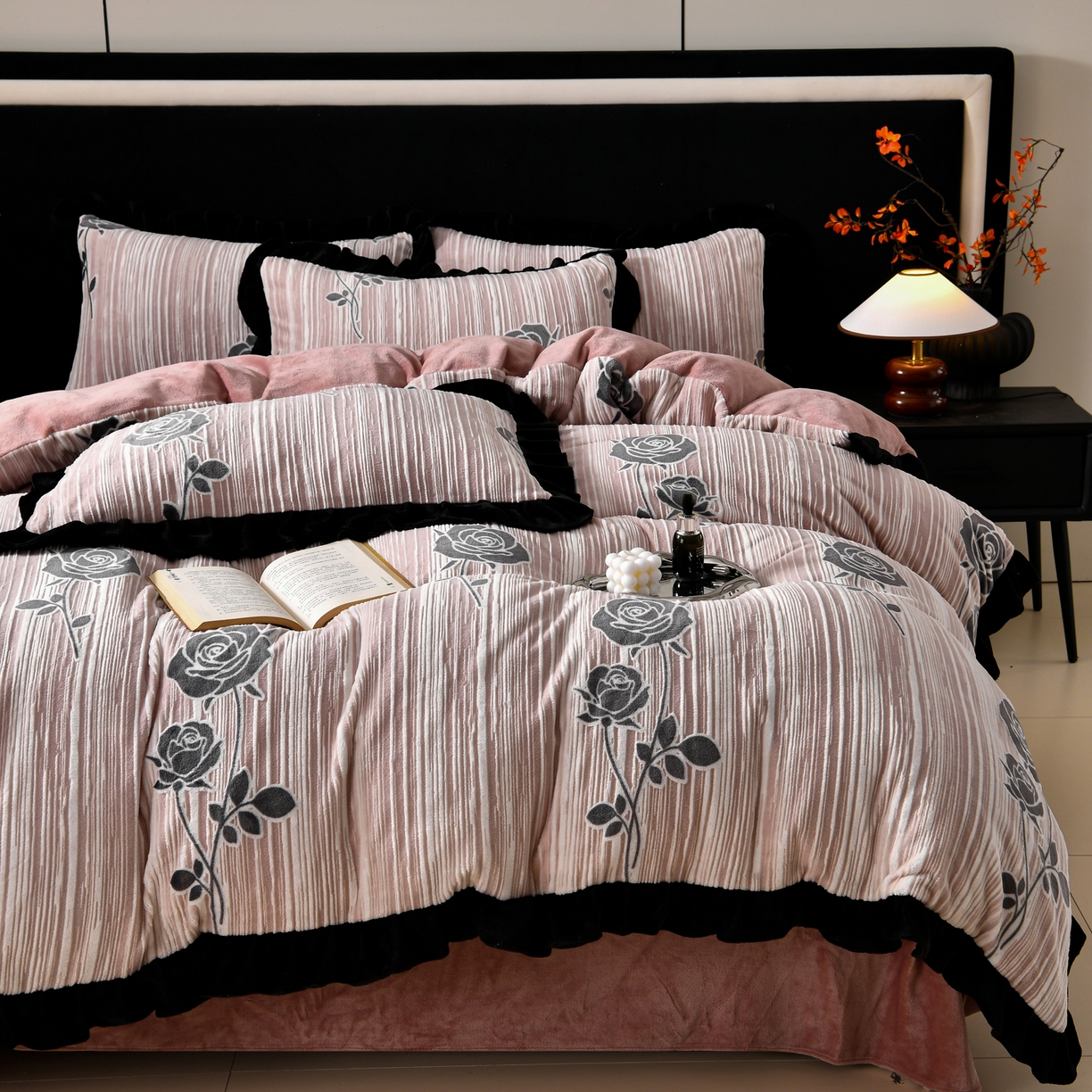 91家纺网 家纺一手货源 找家纺 畅畅家纺 2025新款冬季雕花绒赫本风牛奶绒花边四件套花边蝴蝶系列 玫瑰-粉