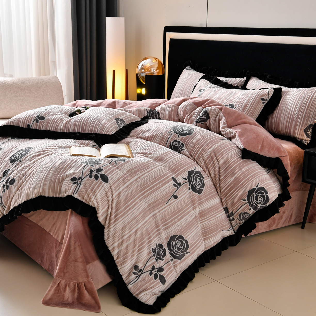 91家纺网 家纺一手货源 找家纺 畅畅家纺 2025新款冬季雕花绒赫本风牛奶绒花边四件套花边蝴蝶系列 玫瑰-粉