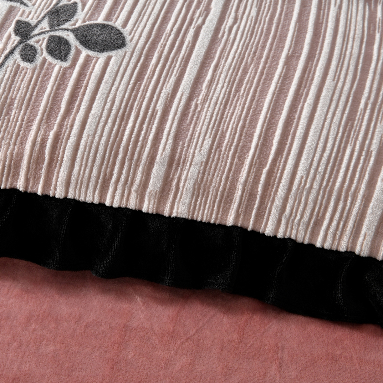 91家纺网 家纺一手货源 找家纺 畅畅家纺 2025新款冬季雕花绒赫本风牛奶绒花边四件套花边蝴蝶系列 玫瑰-粉