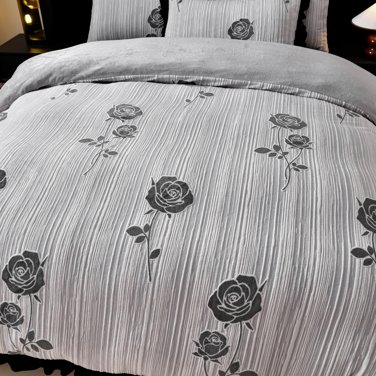 91家纺网 家纺一手货源 找家纺 畅畅家纺 2025新款冬季雕花绒赫本风牛奶绒花边四件套花边蝴蝶系列 玫瑰-灰