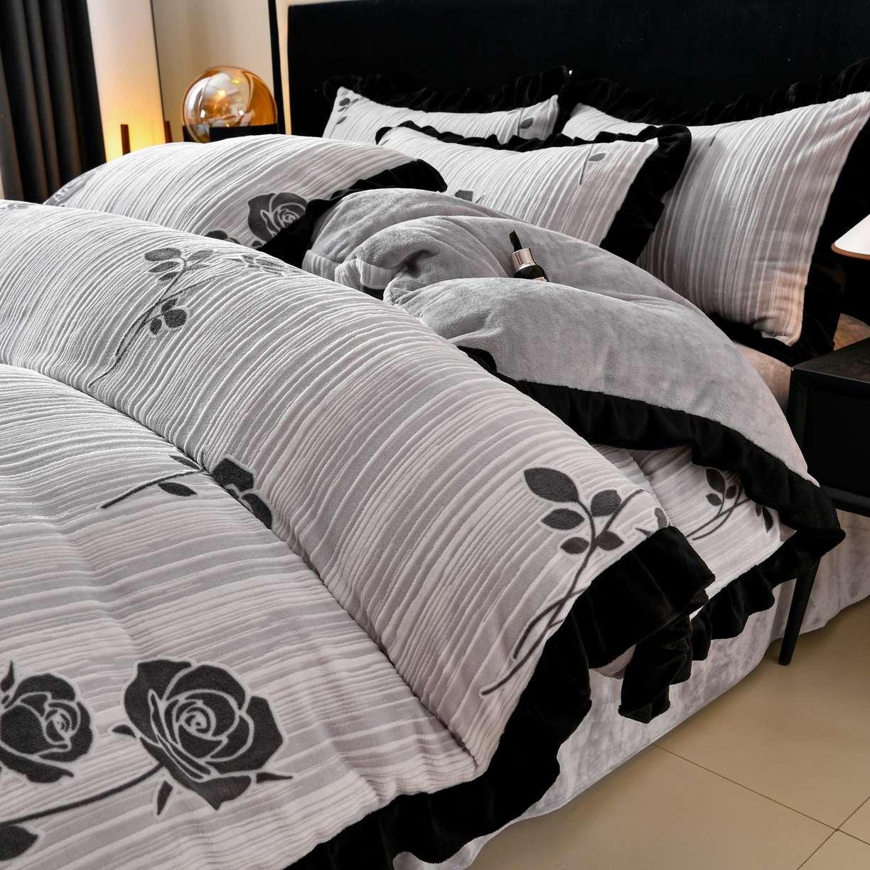 91家纺网 家纺一手货源 找家纺 畅畅家纺 2025新款冬季雕花绒赫本风牛奶绒花边四件套花边蝴蝶系列 玫瑰-灰