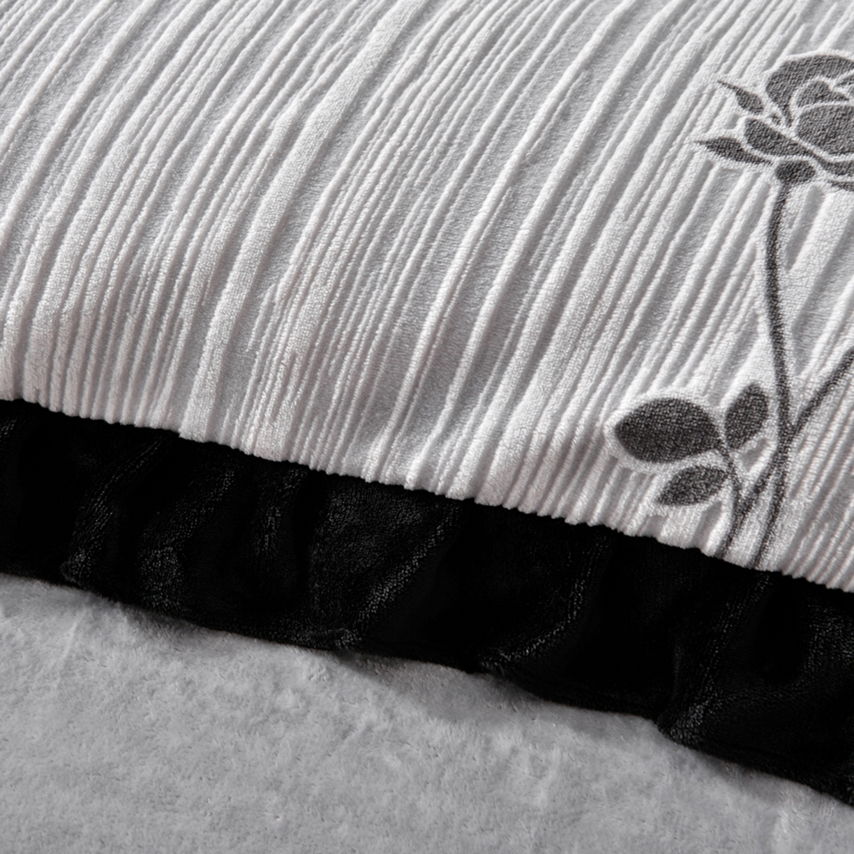 91家纺网 家纺一手货源 找家纺 畅畅家纺 2025新款冬季雕花绒赫本风牛奶绒花边四件套花边蝴蝶系列 玫瑰-灰