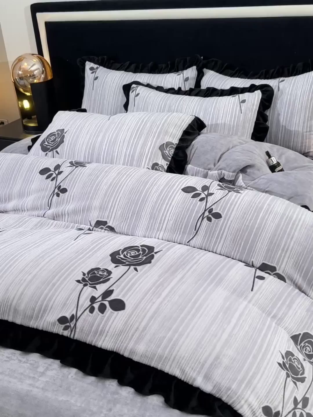 91家纺网 家纺一手货源 找家纺 畅畅家纺 2025新款冬季雕花绒赫本风牛奶绒花边四件套花边蝴蝶系列 玫瑰-灰