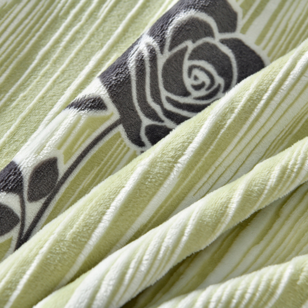 91家纺网 家纺一手货源 找家纺 畅畅家纺 2025新款冬季雕花绒赫本风牛奶绒花边四件套花边蝴蝶系列 玫瑰-绿