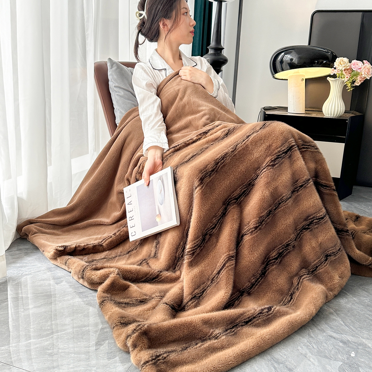 91家纺网 家纺一手货源 找家纺 肖恩毯业 2025新款轻奢大金狐貂绒毯云锦绒毛毯仿裘皮毯加厚保暖高品高质顺滑长毛绒盖毯毯子 大金狐貂绒毯-精英咖