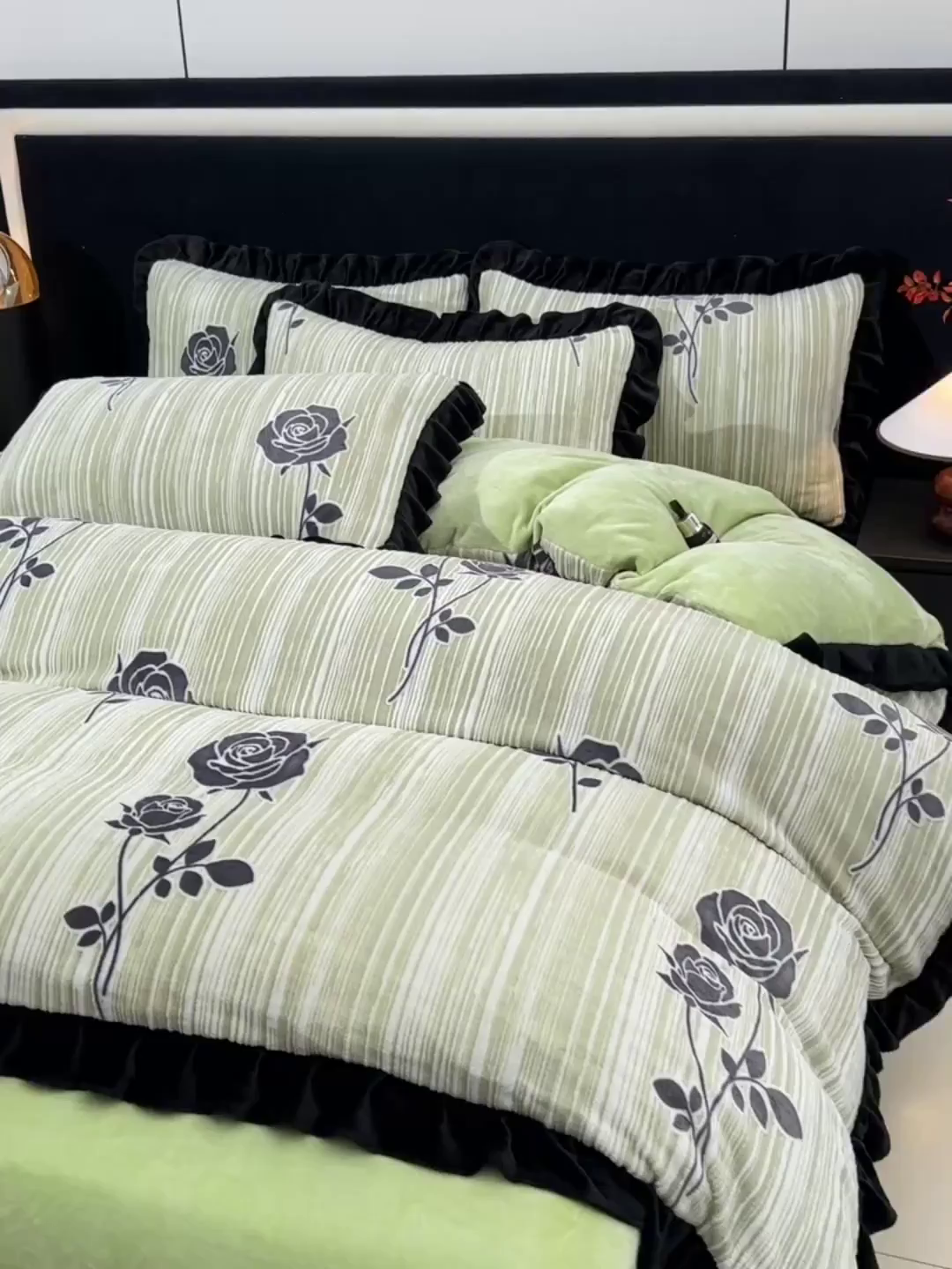 91家纺网 家纺一手货源 找家纺 畅畅家纺 2025新款冬季雕花绒赫本风牛奶绒花边四件套花边蝴蝶系列 玫瑰-绿