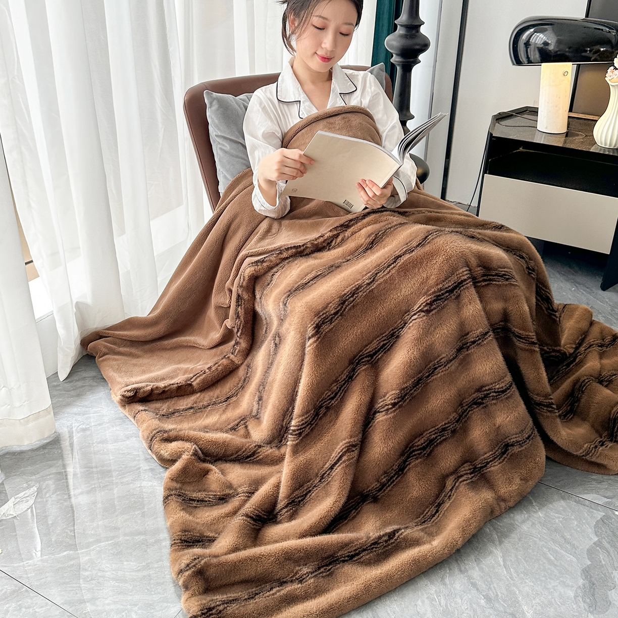 91家纺网 家纺一手货源 找家纺 肖恩毯业 2025新款轻奢大金狐貂绒毯云锦绒毛毯仿裘皮毯加厚保暖高品高质顺滑长毛绒盖毯毯子 大金狐貂绒毯-精英咖