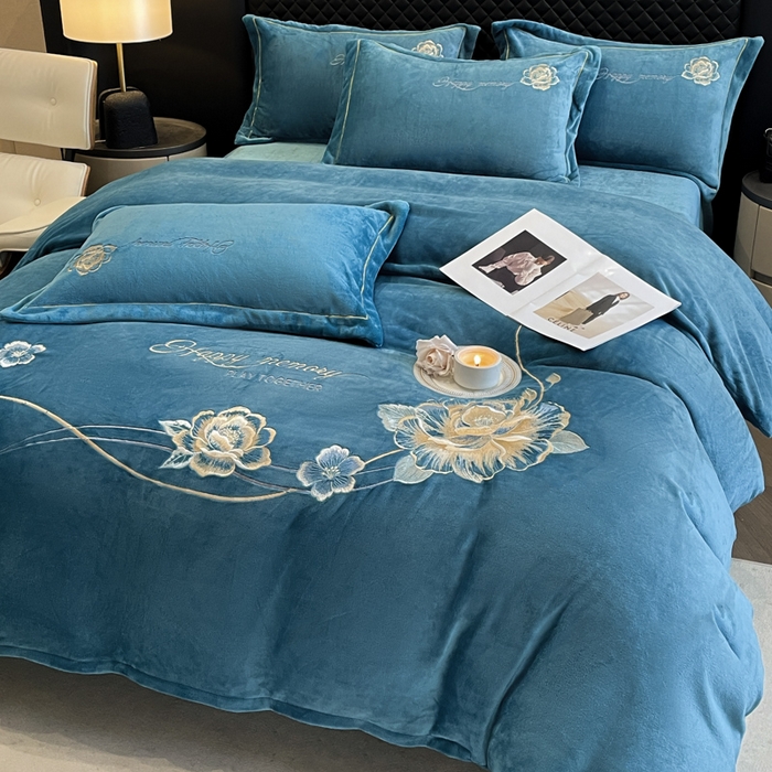 91家纺网 家纺一手货源 找家纺 畅畅家纺 2025新款冬季牛奶绒绣花绒四件套 芳华-宝蓝