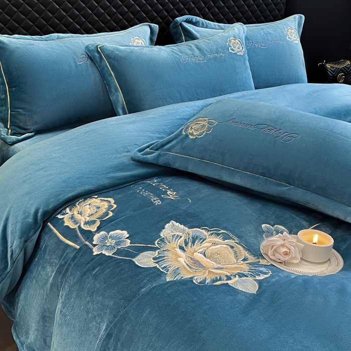 91家纺网 家纺一手货源 找家纺 畅畅家纺 2025新款冬季牛奶绒绣花绒四件套 芳华-宝蓝