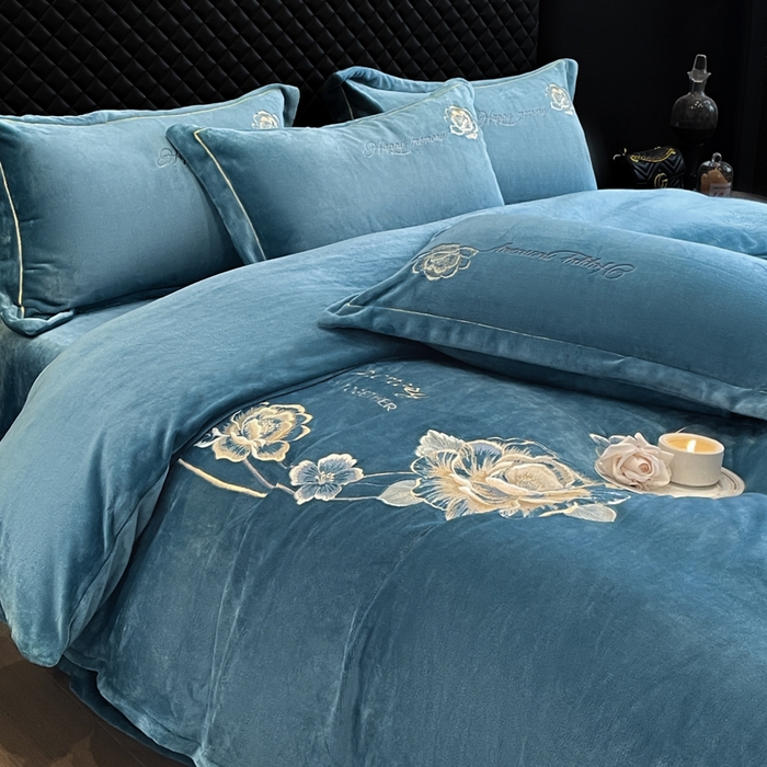 91家纺网 家纺一手货源 找家纺 畅畅家纺 2025新款冬季牛奶绒绣花绒四件套 芳华-宝蓝