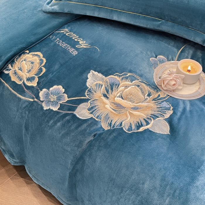 91家纺网 家纺一手货源 找家纺 畅畅家纺 2025新款冬季牛奶绒绣花绒四件套 芳华-宝蓝