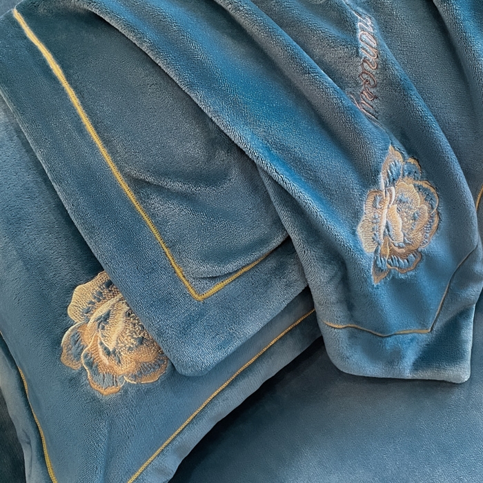 91家纺网 家纺一手货源 找家纺 畅畅家纺 2025新款冬季牛奶绒绣花绒四件套 芳华-宝蓝