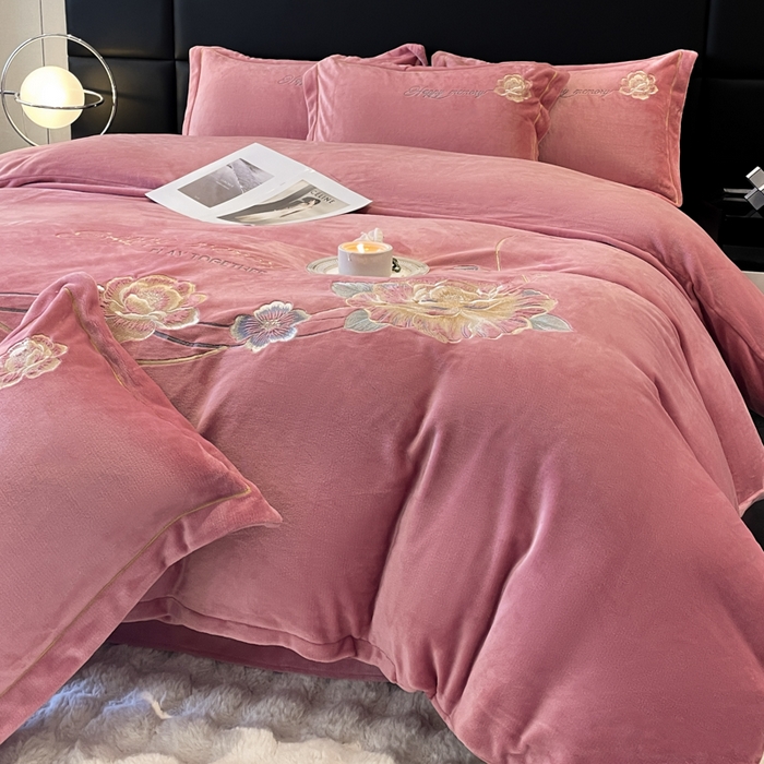 91家纺网 家纺一手货源 找家纺 畅畅家纺 2025新款冬季牛奶绒绣花绒四件套 芳华-豆沙