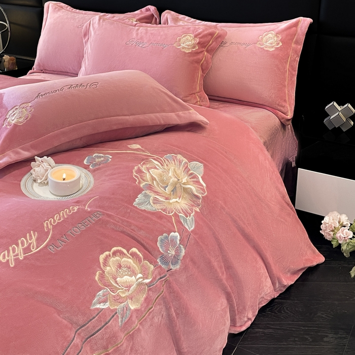 91家纺网 家纺一手货源 找家纺 畅畅家纺 2025新款冬季牛奶绒绣花绒四件套 芳华-豆沙