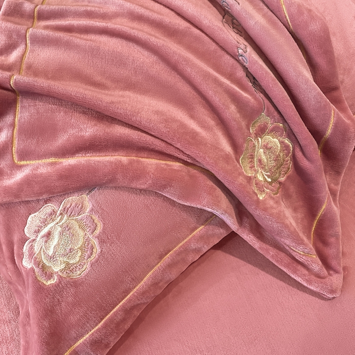 91家纺网 家纺一手货源 找家纺 畅畅家纺 2025新款冬季牛奶绒绣花绒四件套 芳华-豆沙