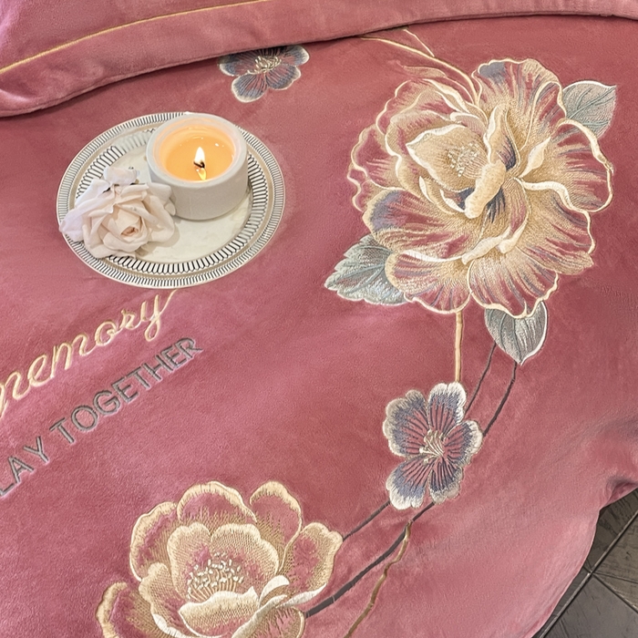 91家纺网 家纺一手货源 找家纺 畅畅家纺 2025新款冬季牛奶绒绣花绒四件套 芳华-豆沙