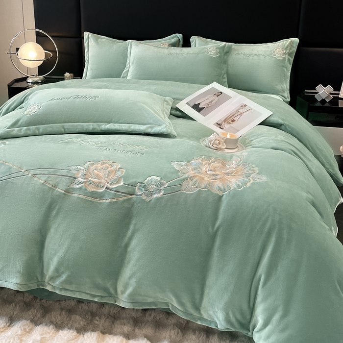 91家纺网 家纺一手货源 找家纺 畅畅家纺 2025新款冬季牛奶绒绣花绒四件套 芳华-湖兰