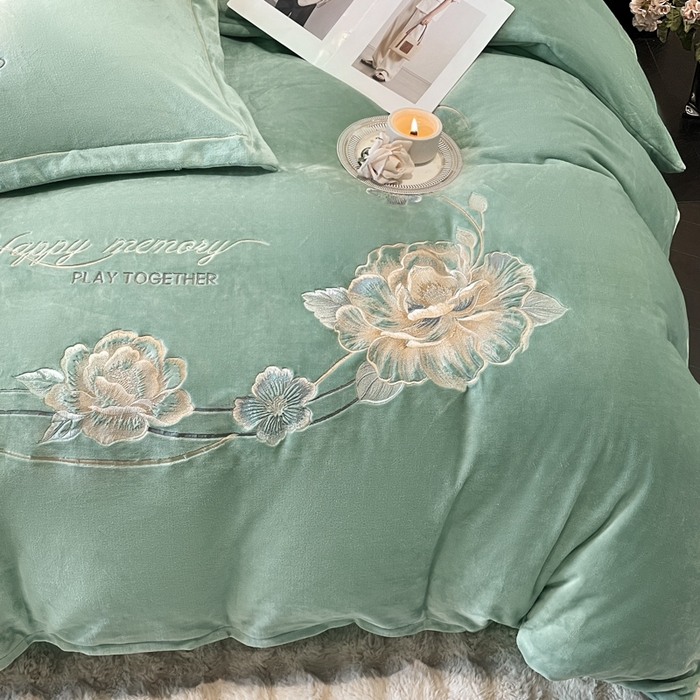 91家纺网 家纺一手货源 找家纺 畅畅家纺 2025新款冬季牛奶绒绣花绒四件套 芳华-湖兰