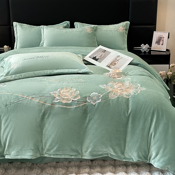 91家纺网 家纺一手货源 找家纺 畅畅家纺 2025新款冬季牛奶绒绣花绒四件套 芳华-湖兰