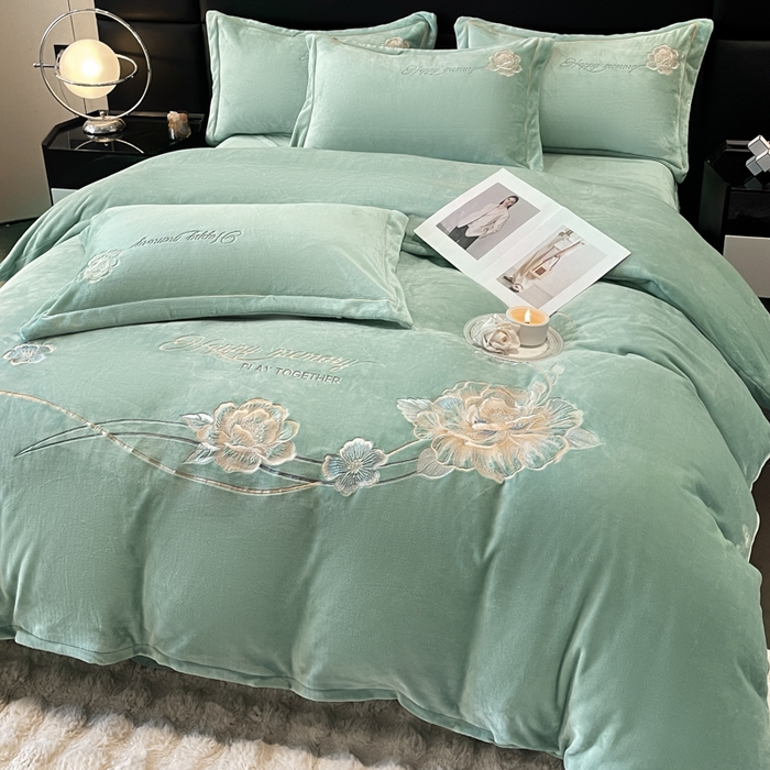 91家纺网 家纺一手货源 找家纺 畅畅家纺 2025新款冬季牛奶绒绣花绒四件套 芳华-湖兰