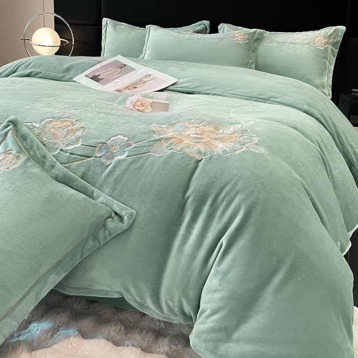 91家纺网 家纺一手货源 找家纺 畅畅家纺 2025新款冬季牛奶绒绣花绒四件套 芳华-湖兰