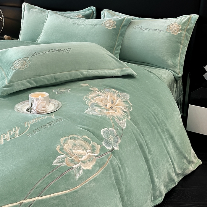 91家纺网 家纺一手货源 找家纺 畅畅家纺 2025新款冬季牛奶绒绣花绒四件套 芳华-湖兰