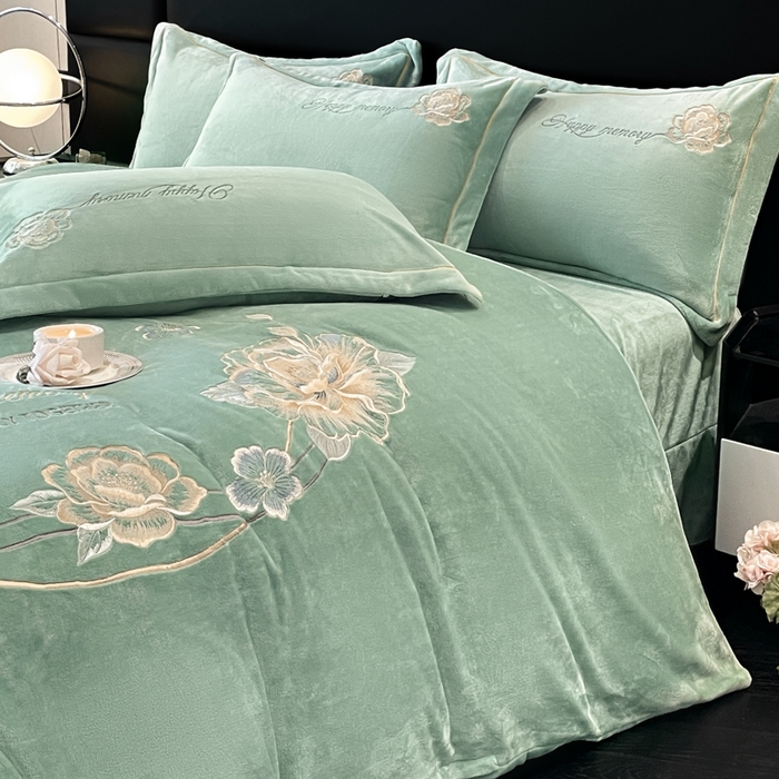 91家纺网 家纺一手货源 找家纺 畅畅家纺 2025新款冬季牛奶绒绣花绒四件套 芳华-湖兰