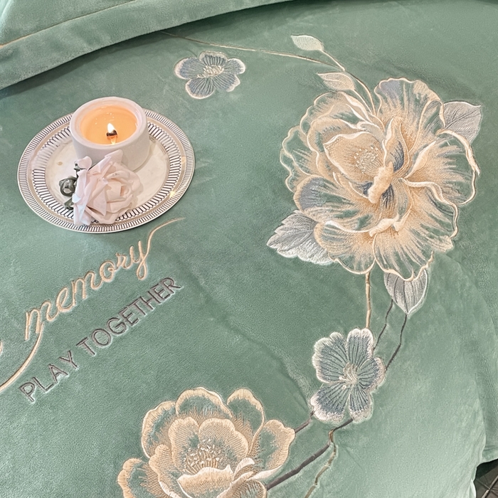 91家纺网 家纺一手货源 找家纺 畅畅家纺 2025新款冬季牛奶绒绣花绒四件套 芳华-湖兰