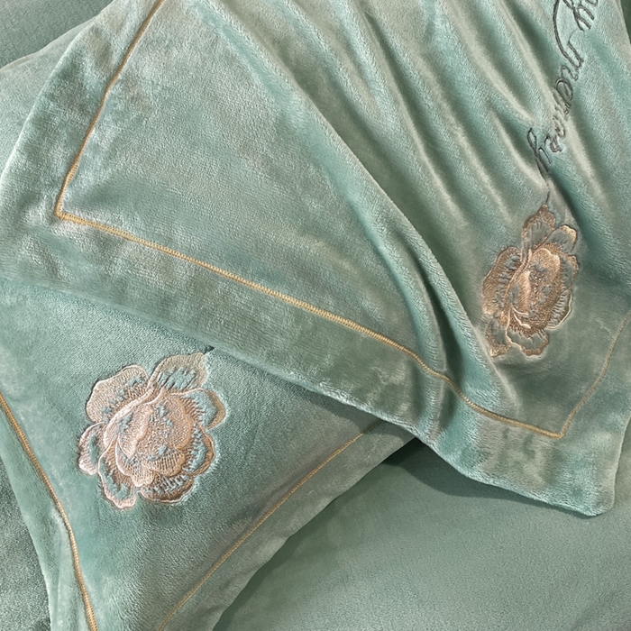 91家纺网 家纺一手货源 找家纺 畅畅家纺 2025新款冬季牛奶绒绣花绒四件套 芳华-湖兰