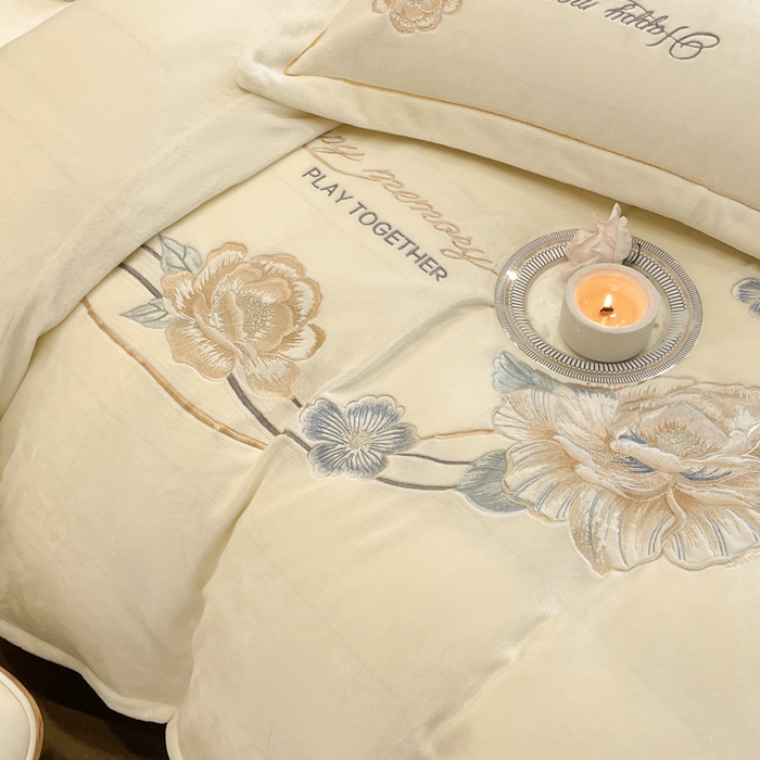 91家纺网 家纺一手货源 找家纺 畅畅家纺 2025新款冬季牛奶绒绣花绒四件套 芳华-米白