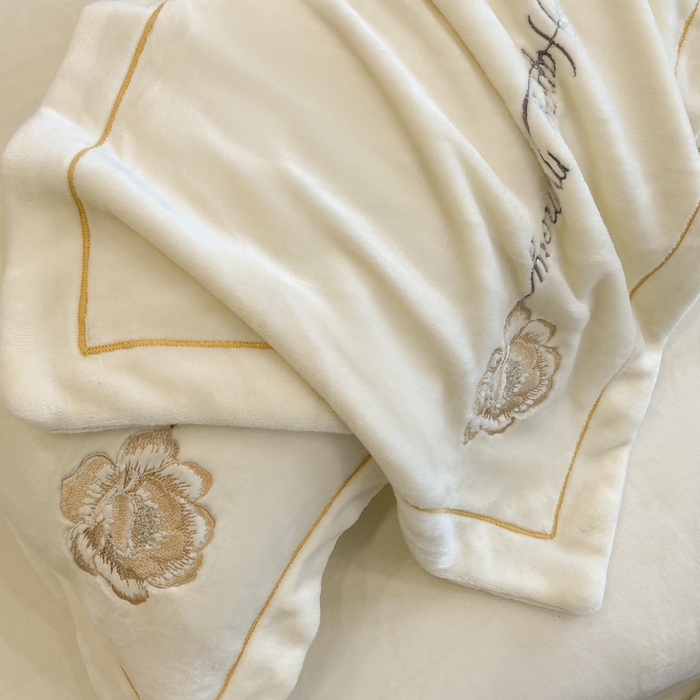 91家纺网 家纺一手货源 找家纺 畅畅家纺 2025新款冬季牛奶绒绣花绒四件套 芳华-米白