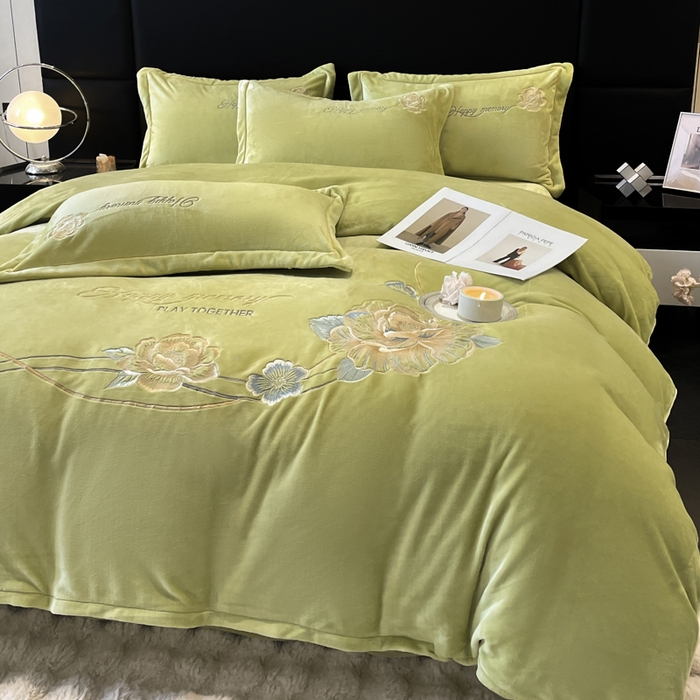 91家纺网 家纺一手货源 找家纺 畅畅家纺 2025新款冬季牛奶绒绣花绒四件套 芳华-抹茶绿