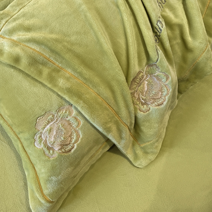 91家纺网 家纺一手货源 找家纺 畅畅家纺 2025新款冬季牛奶绒绣花绒四件套 芳华-抹茶绿