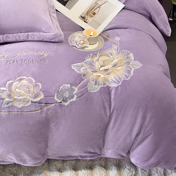 91家纺网 家纺一手货源 找家纺 畅畅家纺 2025新款冬季牛奶绒绣花绒四件套 芳华-紫