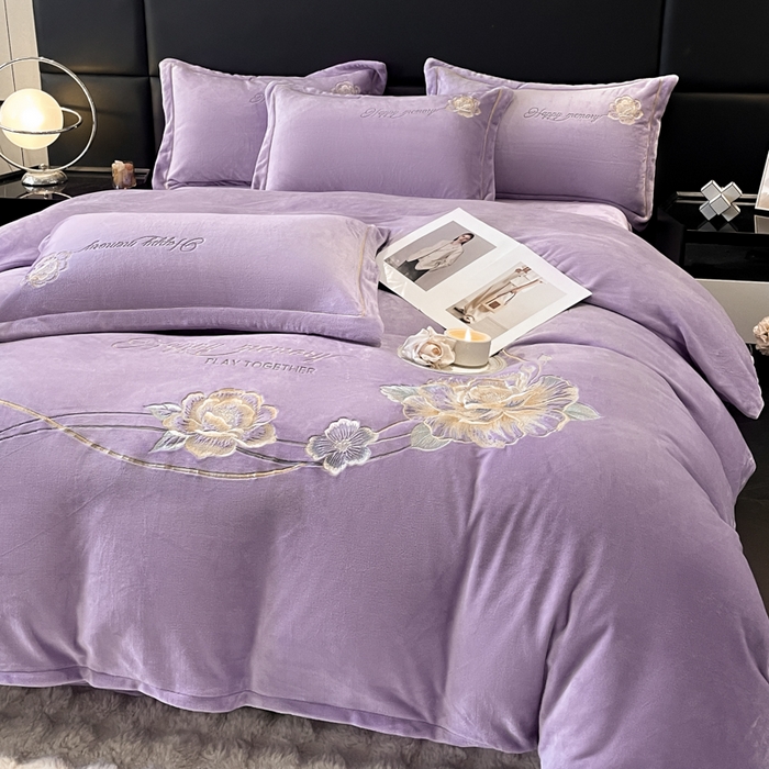 91家纺网 家纺一手货源 找家纺 畅畅家纺 2025新款冬季牛奶绒绣花绒四件套 芳华-紫