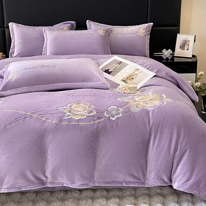 91家纺网 家纺一手货源 找家纺 畅畅家纺 2025新款冬季牛奶绒绣花绒四件套 芳华-紫