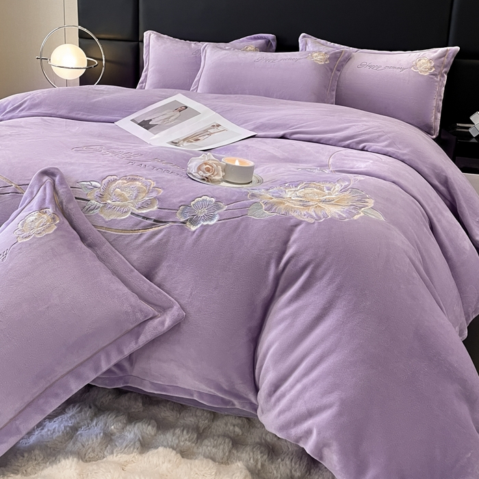 91家纺网 家纺一手货源 找家纺 畅畅家纺 2025新款冬季牛奶绒绣花绒四件套 芳华-紫